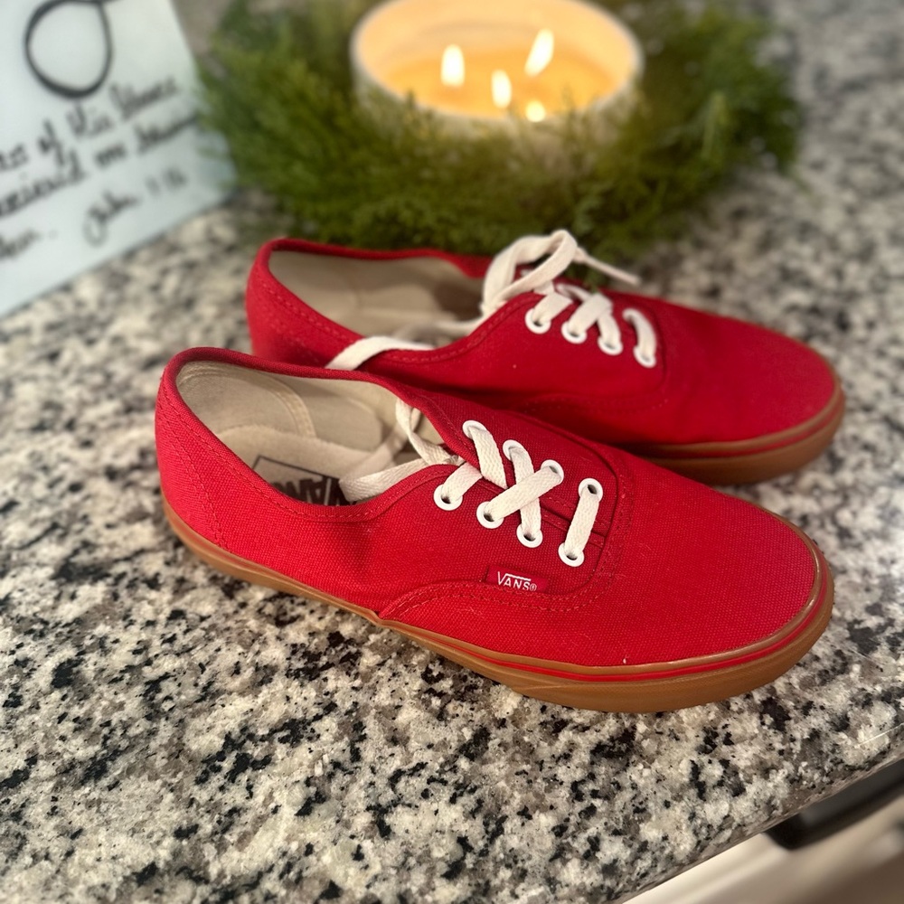 VANS Red Gum Sole  | Men’s 6 \ Women’s 7.5 | Excellent Condition